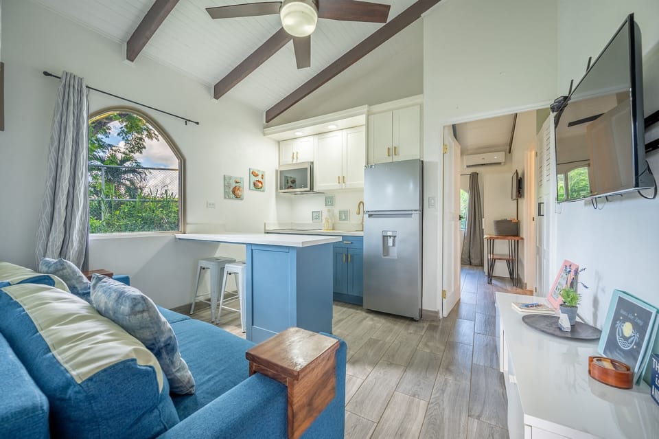 Simple, coastal, and cozy - Walk into a intimate living space, where you can relax after a long day of adventure and activity!