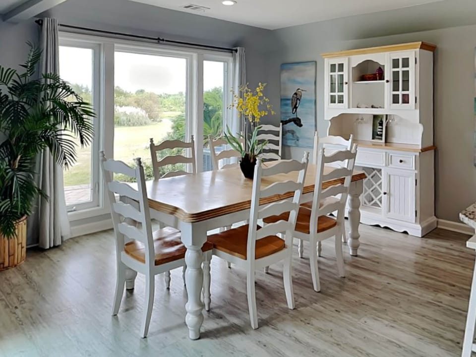 Tybee Sun - The dining area with seating for 6