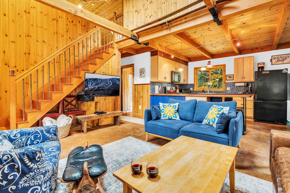 Comfy living room with WiFi and 40" Roku TV