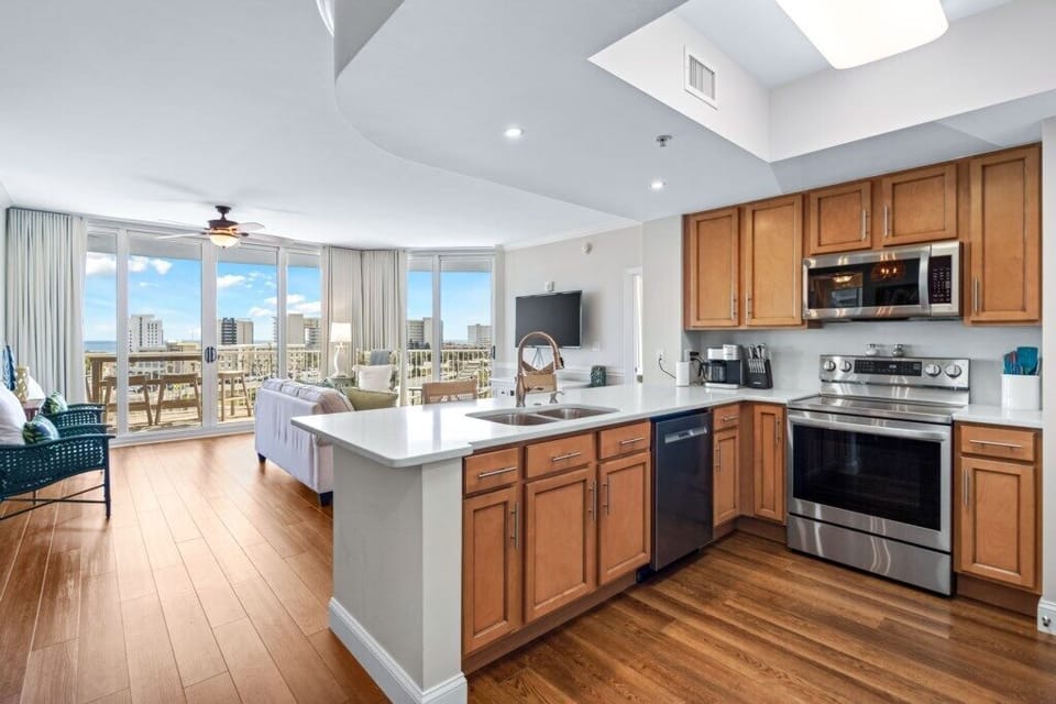 Double wide opening sliding doors, floor to ceiling.