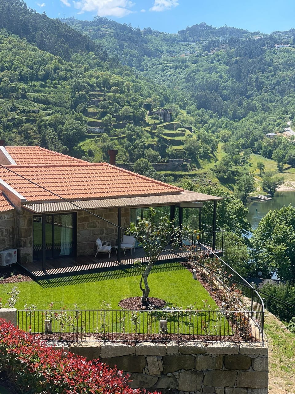 jardim e varanda privados com vista para o Douro.