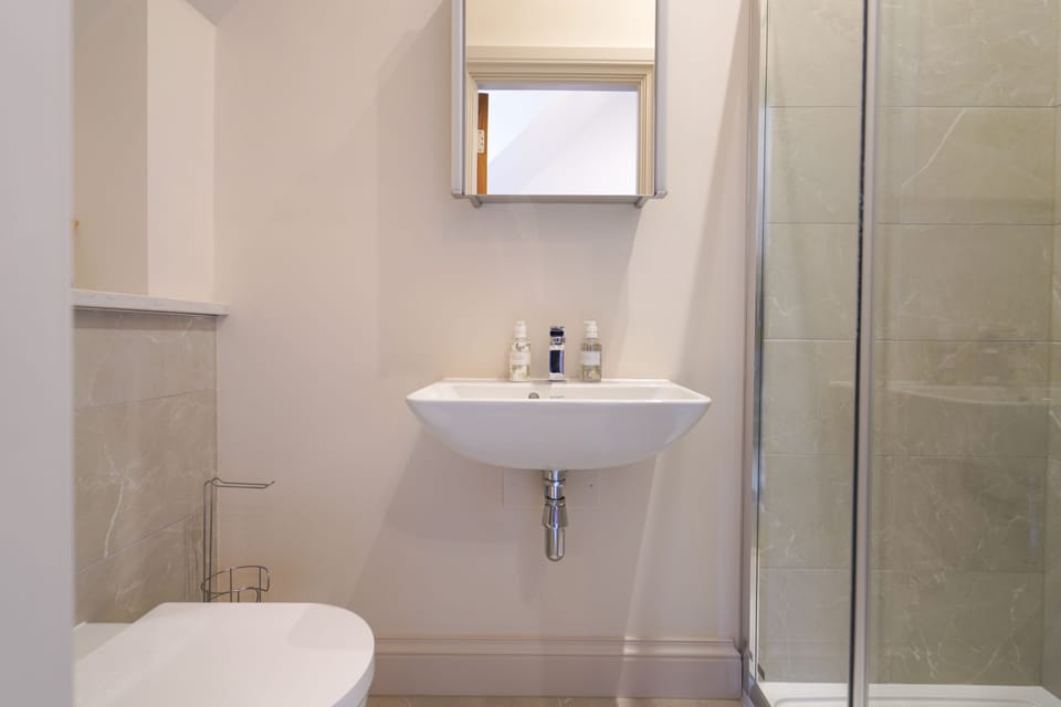 Sea Haven Cottage: 1st floor shower room