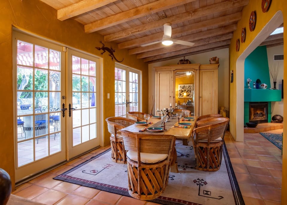 Dining room seats 6