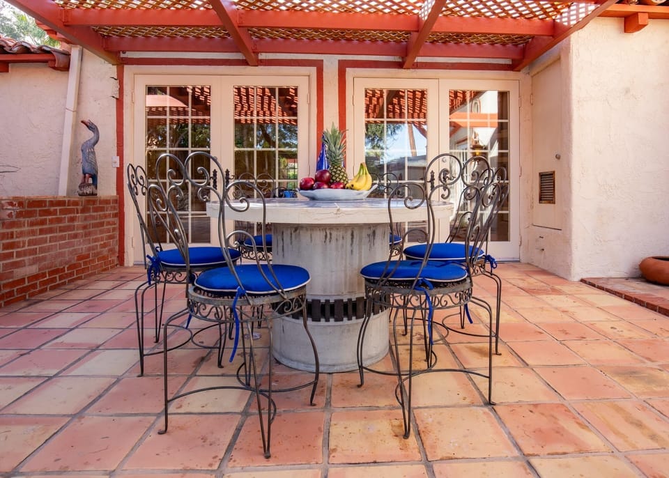 Covered alfresco dining for 6