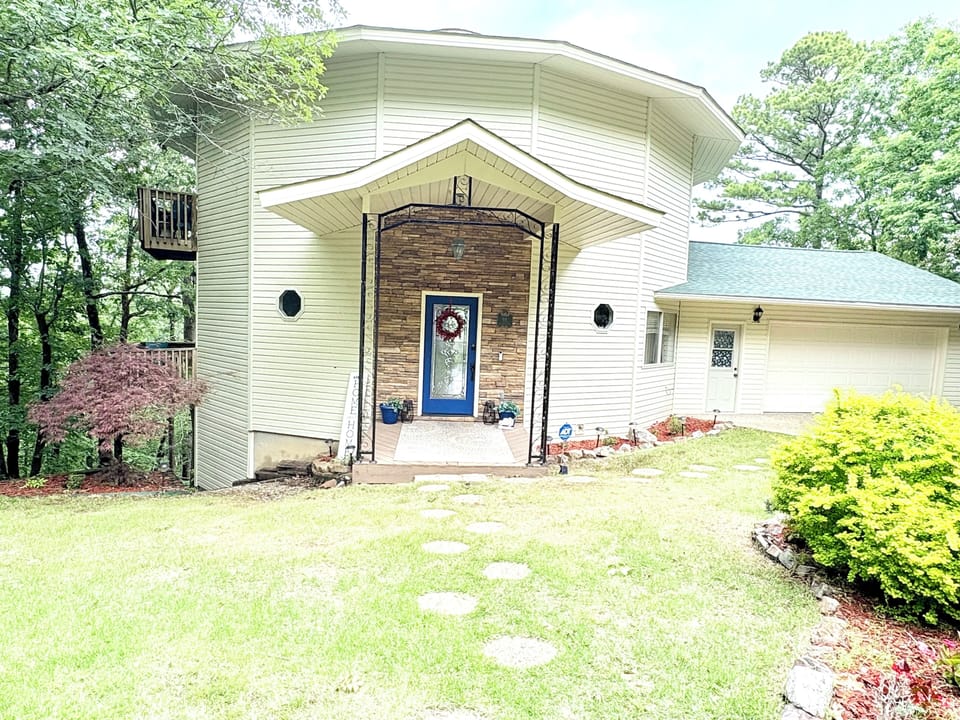 Daltec Round House - with two provide side decks of two of king en suites