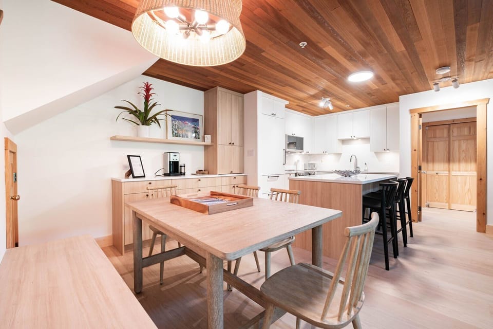 Newly renovated full kitchen and dining area