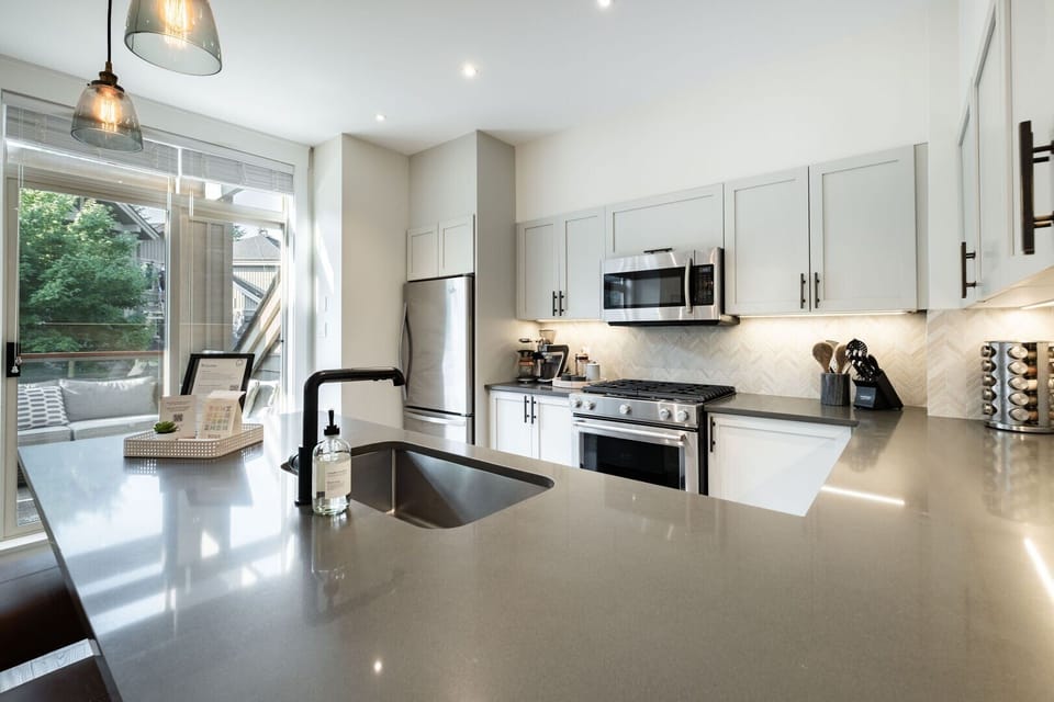 Full kitchen: High-end appliances