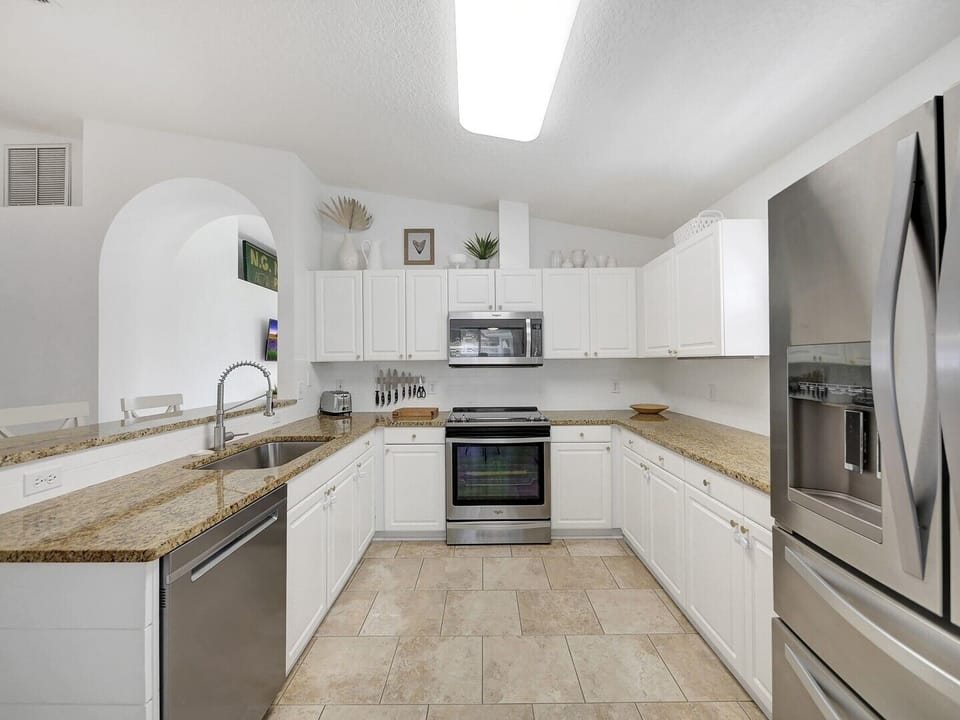 Spacious kitchen with breakfast bar