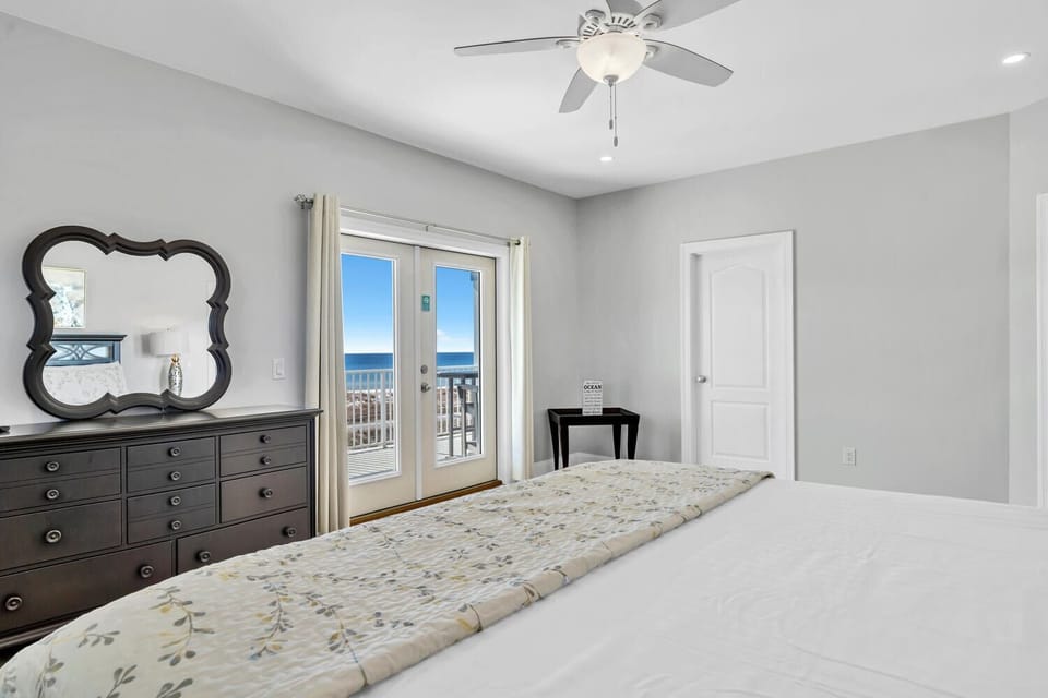 Second master bedroom with King bed - 3rd floor