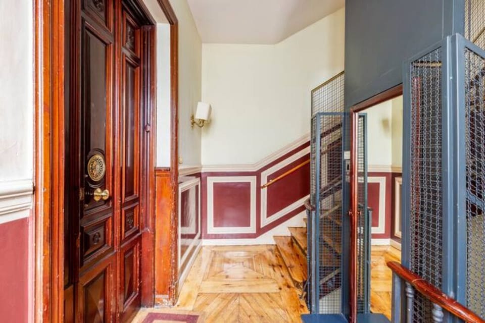The entrance to the apartment on the 2nd floor, the lift on the right.