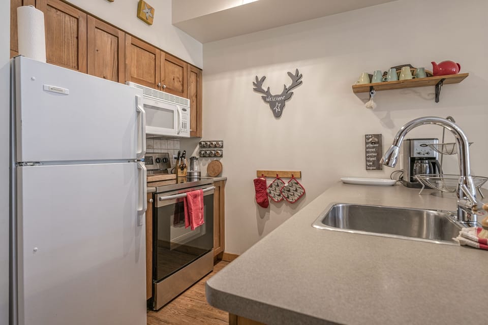 Fully Stocked Kitchen 