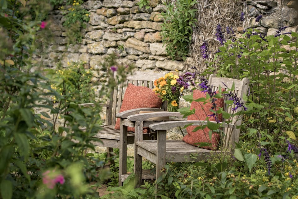 The Old Potting Shed, Kirkbymoorside: Set in a pretty, communal walled garden with its own enclosed, private patio area for al fresco dining