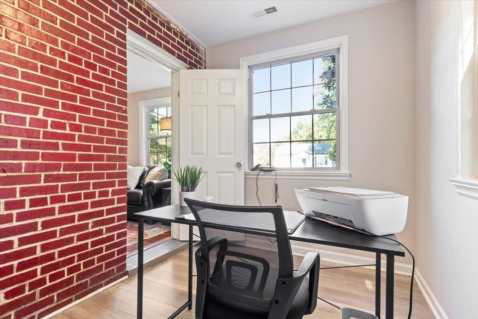 Office with wifi and printer