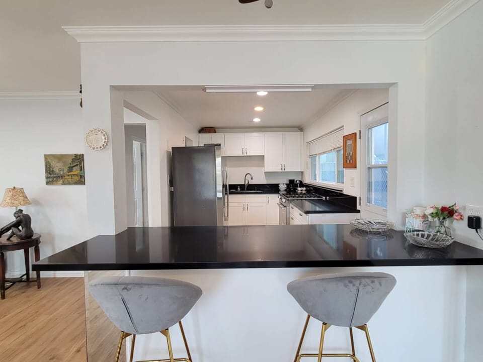 Fully equipped kitchen with dishwasher