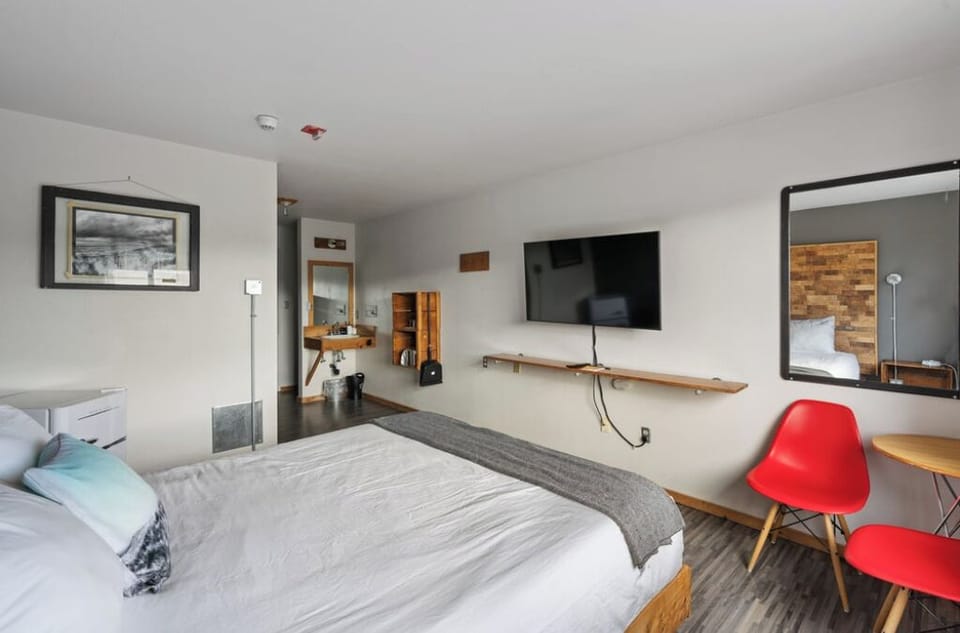 Bedroom. Interior and views may vary based on location and availability.