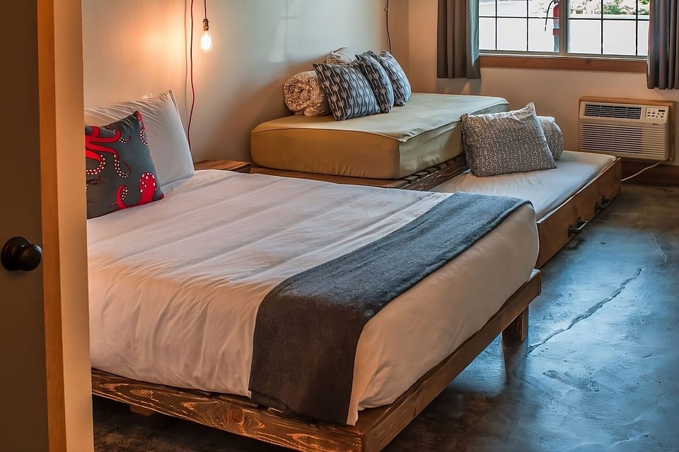 Comfortable bed with Queen Bed and 1 Twin Trundle Bed