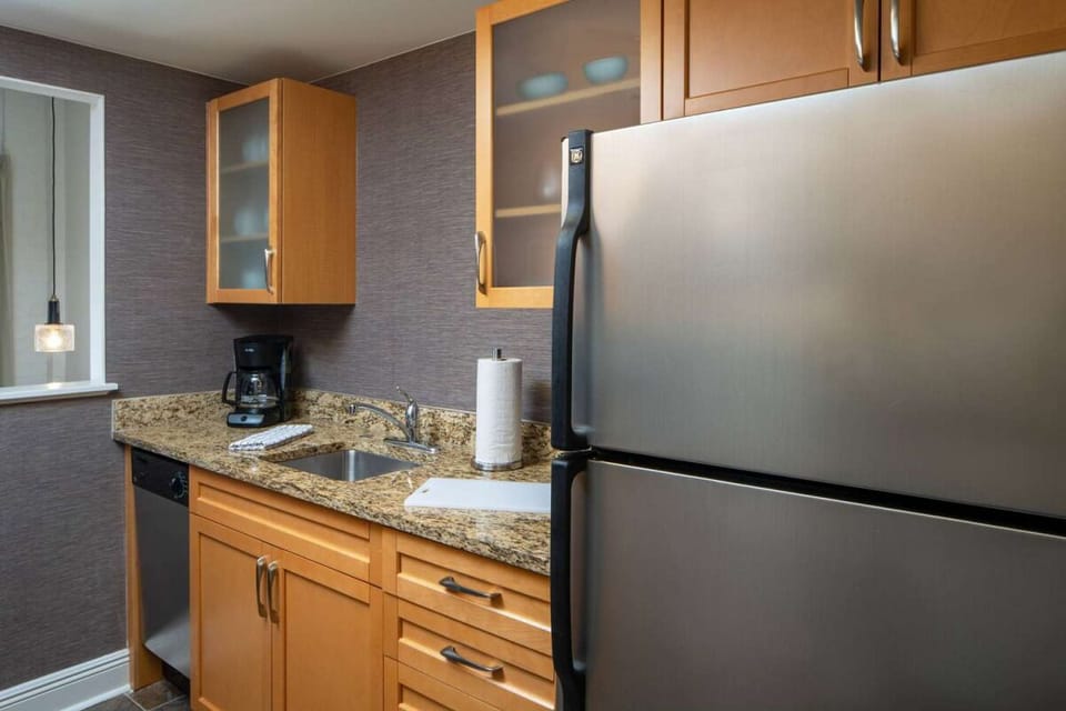 Brew morning coffee and prep snacks in the handy kitchenette.