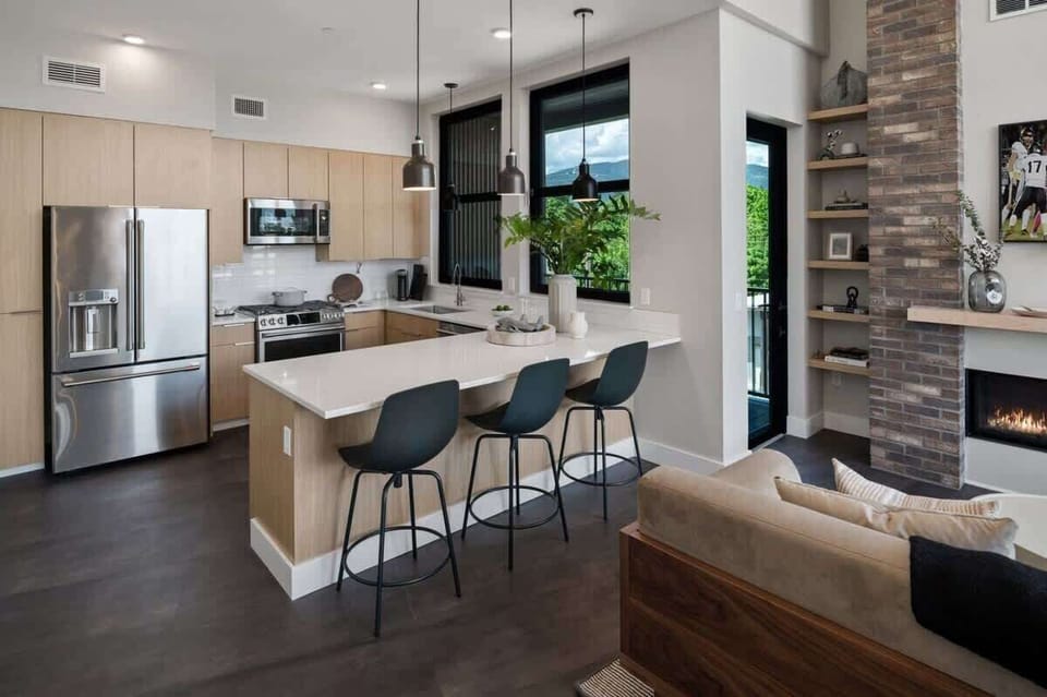 Kitchen is fully appointed and has great knives and cookware.