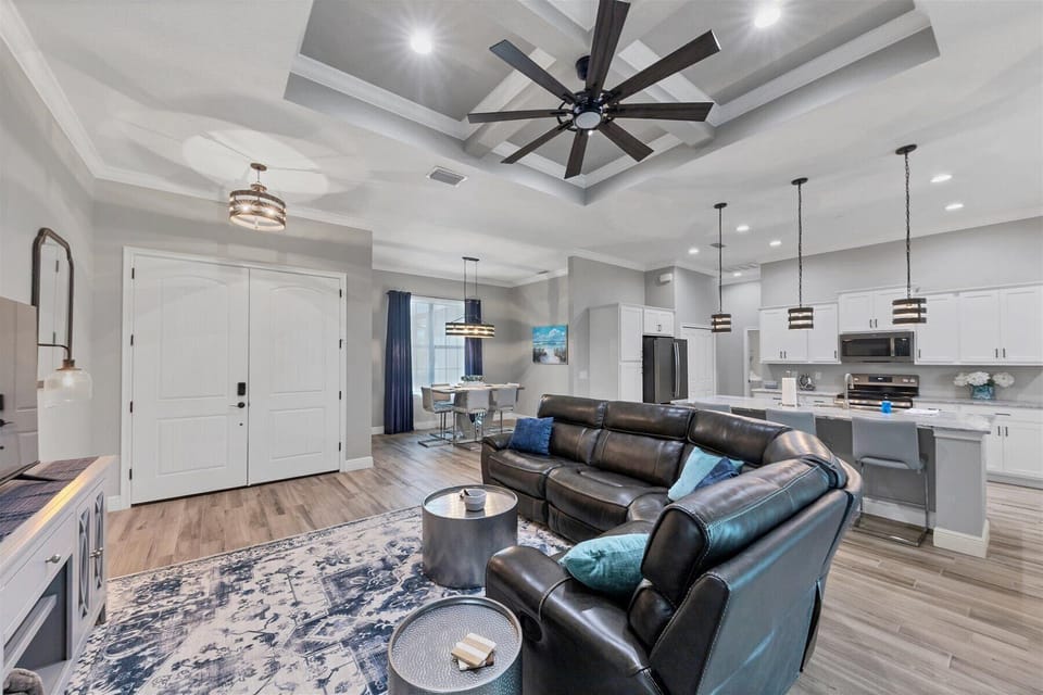 Spacious living room. Leather sofa with 2 reclining seats