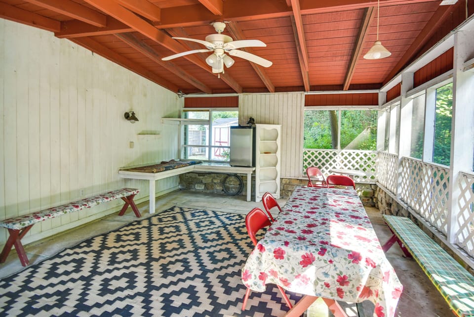 Screened-In Porch