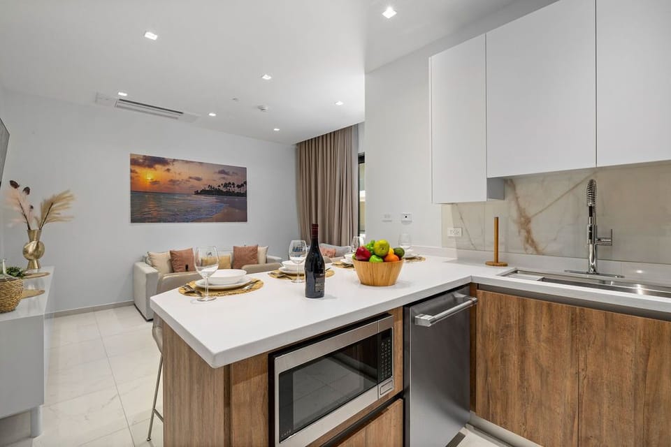 NEW Modern 2BR 2BA Condo w/ Gym *Pool *BBQ Parking (14681)
