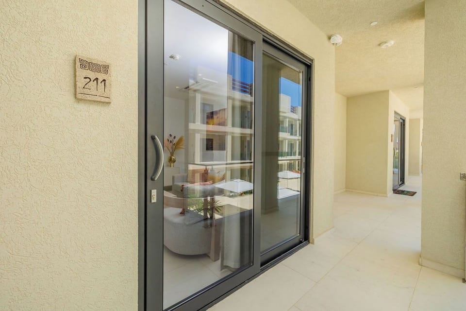 NEW Modern 2BR 2BA Condo w/ Gym *Pool *BBQ Parking (14702)