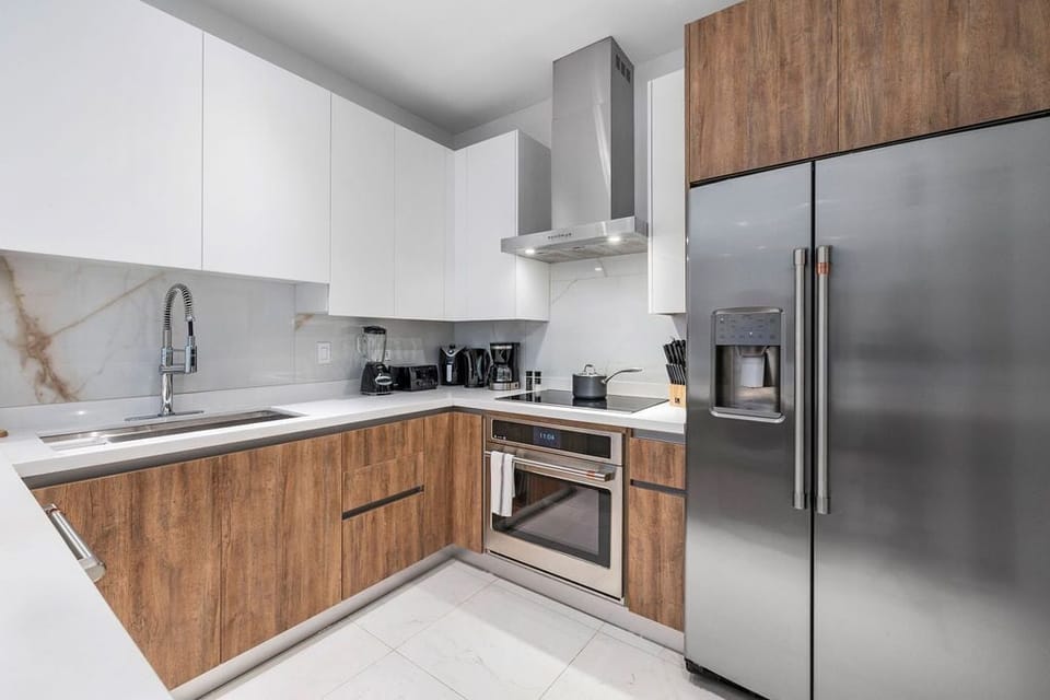 NEW Modern 2BR 2BA Condo w/ Gym *Pool *BBQ Parking (14701)
