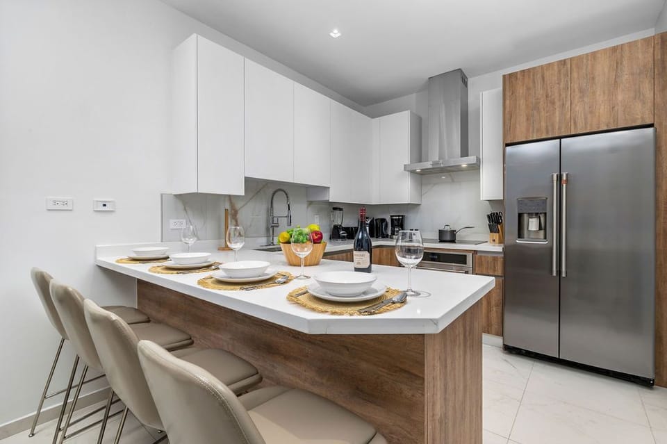 NEW Modern 2BR 2BA Condo w/ Gym *Pool *BBQ Parking (14700)