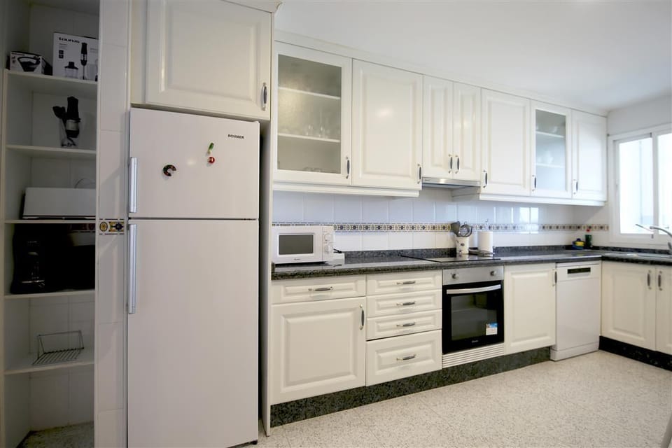 More pictures of the modern and fully fitted kitchen