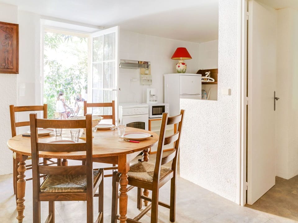 Table, Property, Furniture, Picture Frame, Chair, Building, Kitchen & Dining Room Table, Wood, Interior Design, Window