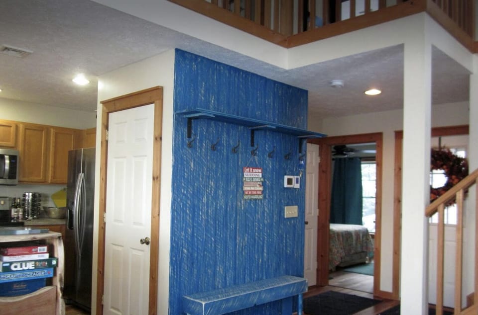 Delightful Entrance! A Place For All Of Your Things!

