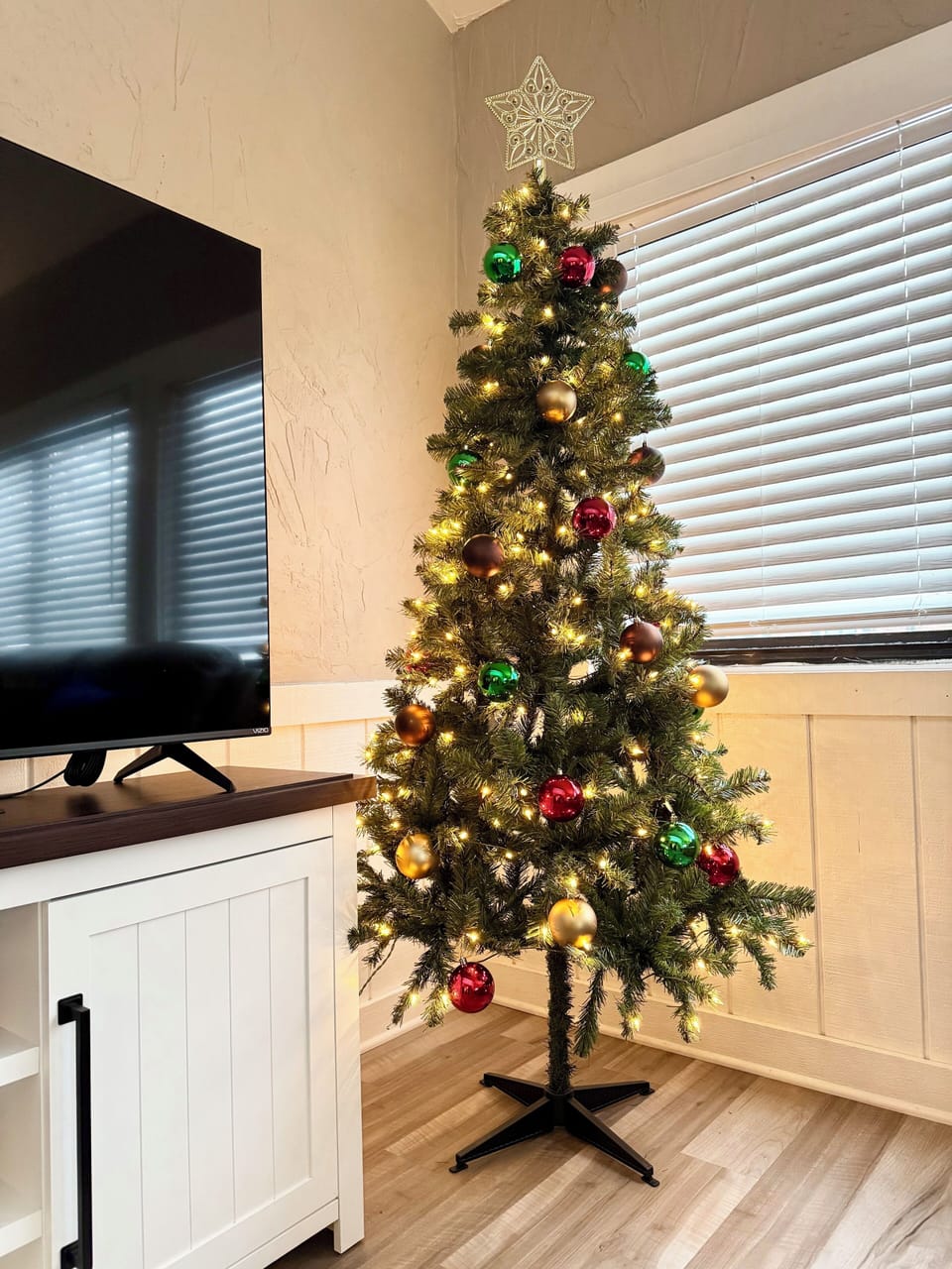 Enjoy a touch of holiday magic during your stay with our beautifully decorated Christmas tree. It adds a cozy, festive glow to the space—perfect for creating joyful memories, relaxing evenings, and a true home-for-the-holidays feel.