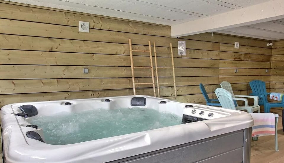 Indoor spa tub