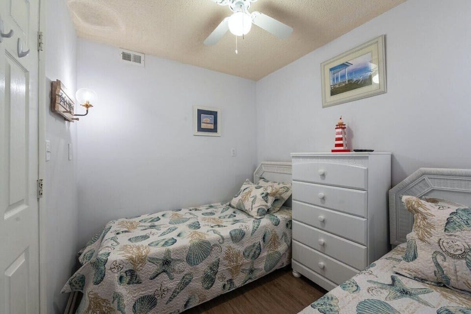 Bedroom with 2 twin beds