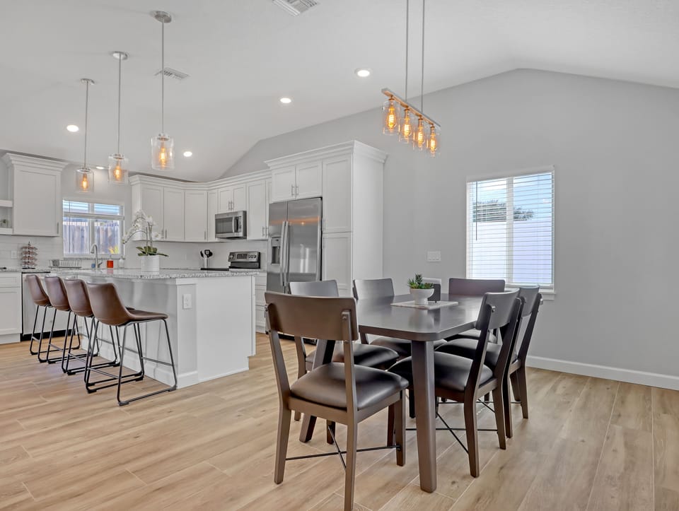 Separate dining area with seating for 6 plus 4 more at the kitchen island
