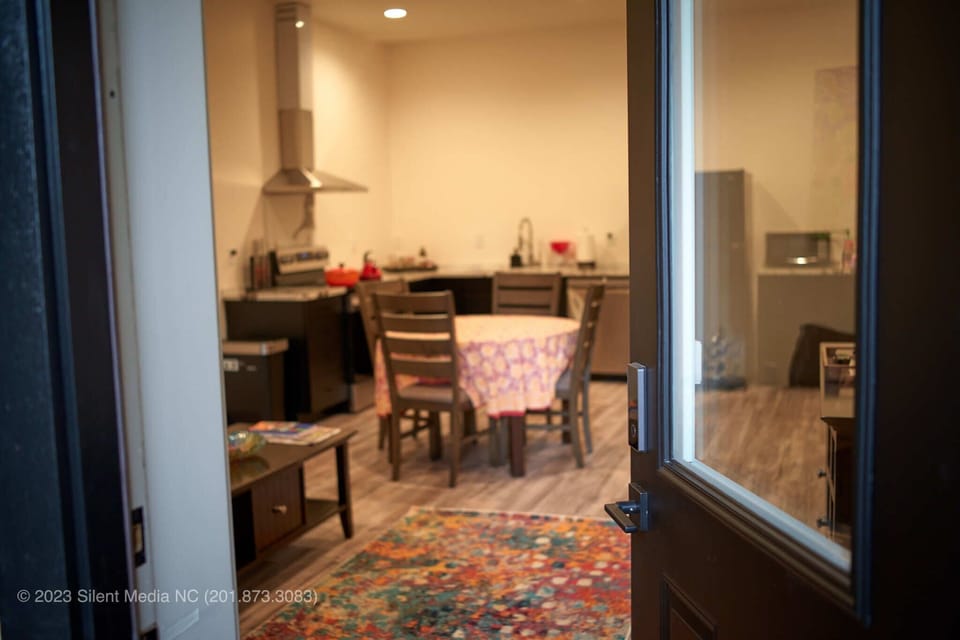 Vibrant, spaciousand bright space perfect for solo traveler/couple!