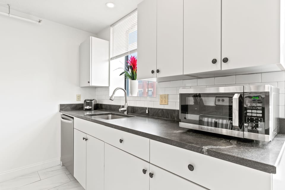Newly renovated, fully-equipped kitchen