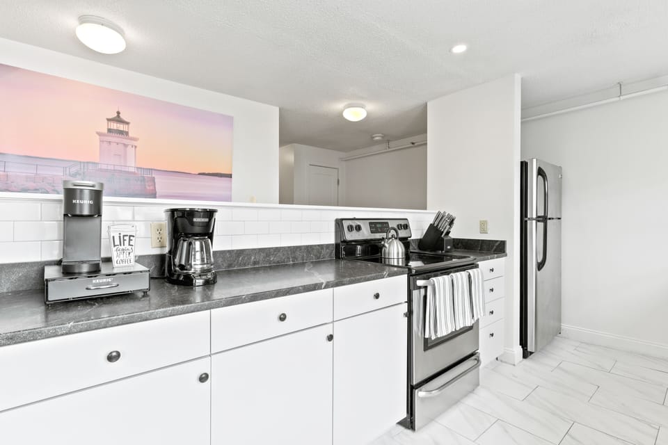 Newly renovated, fully-equipped kitchen