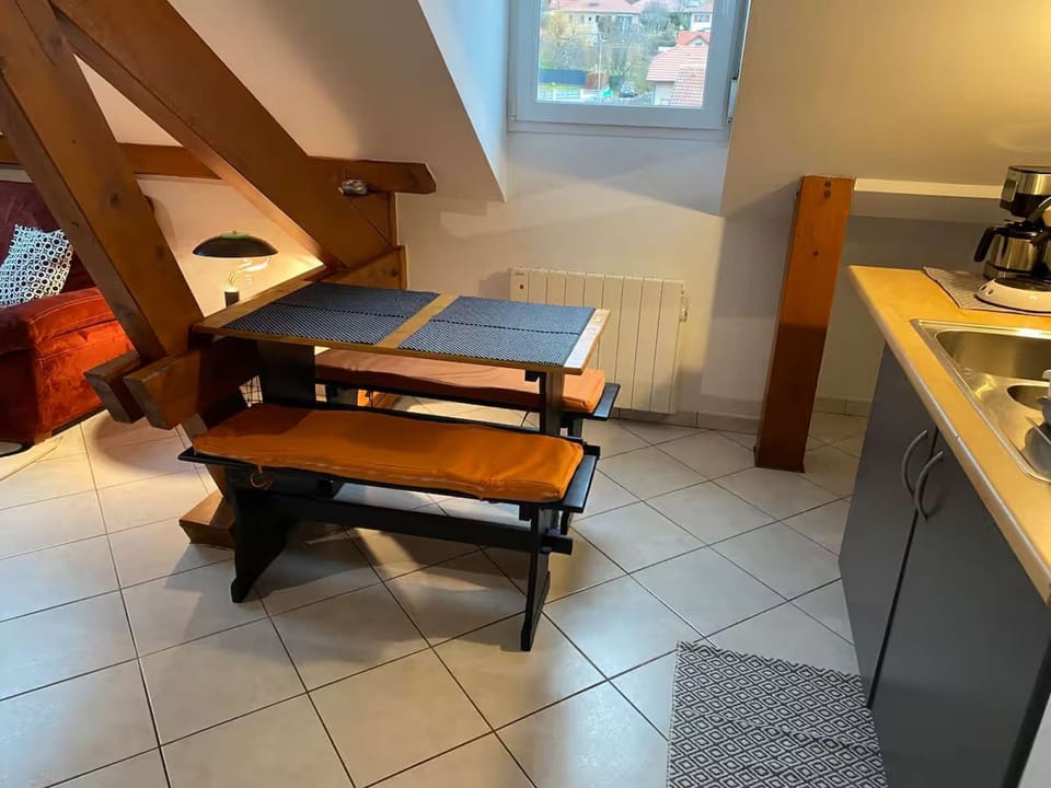 Clean and pretty 53m² apartment in Saulny, 10 minutes from METZ - Spacious and fully equipped kitchen with dining area.