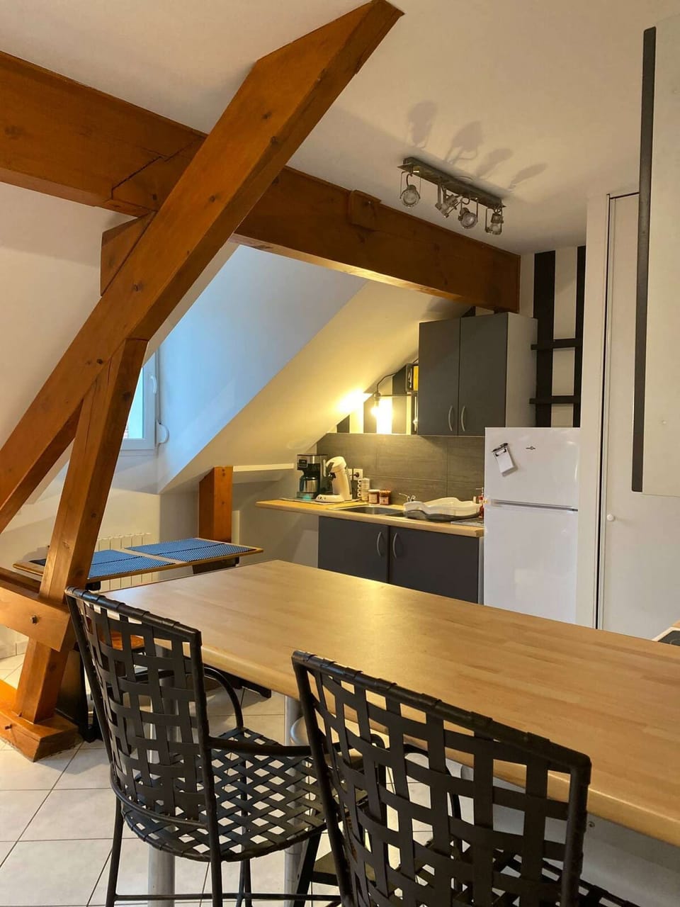 Clean and pretty 53m² apartment in Saulny, 10 minutes from METZ - Well-equipped open kitchen with bar-counter for a friendly atmosphere or high table for a work space.