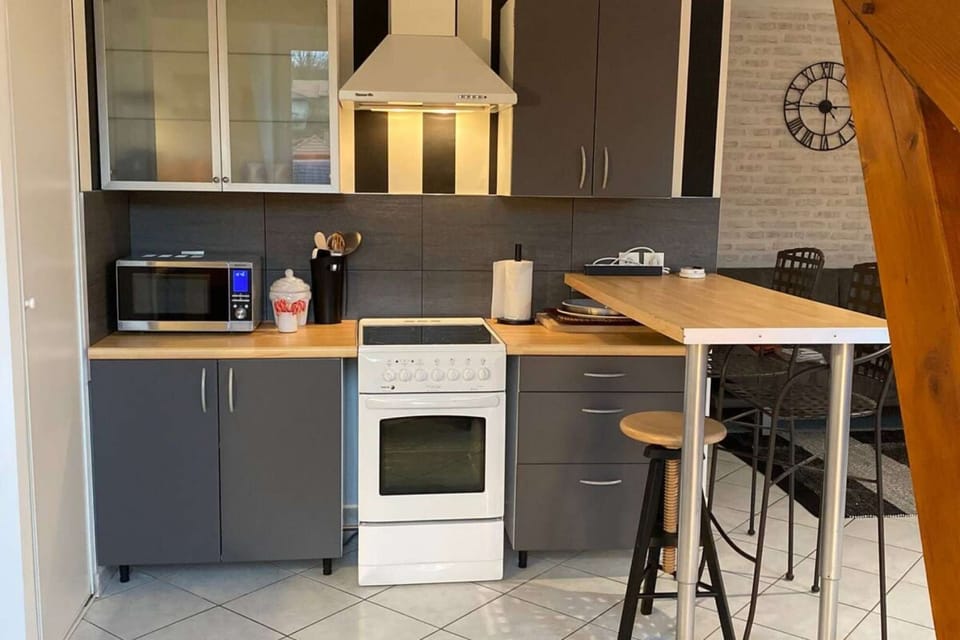 Clean and Pretty 53M² Apartment in Saulny, 10 minutes from METZ - Spacious and fully equipped kitchen: Crockery and Cutlery, Dishes and Pans, Coffee Makers, Kettle, Toaster, Household Products, Household Utensils,