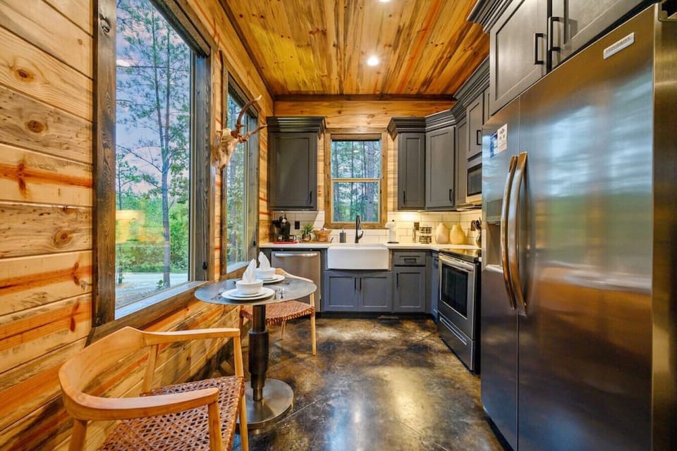 Cook with a forest view and linger over coffee at the sun-drenched bistro table.
