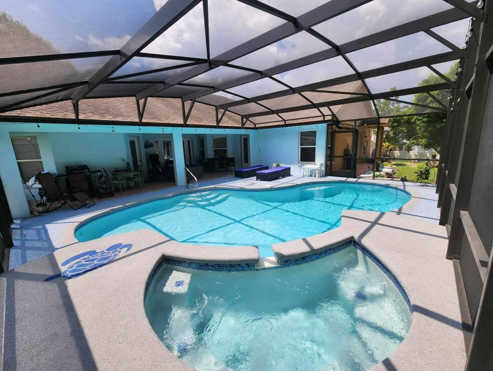 Jacuzzi area attached to the pool