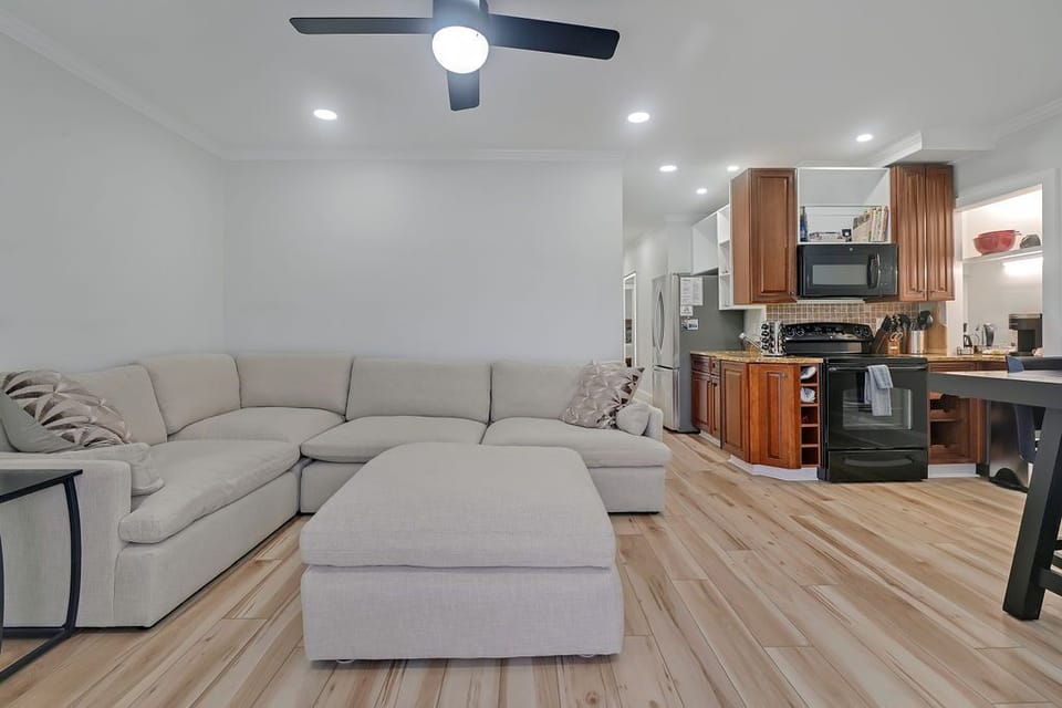 Cozy living room (view 2).
