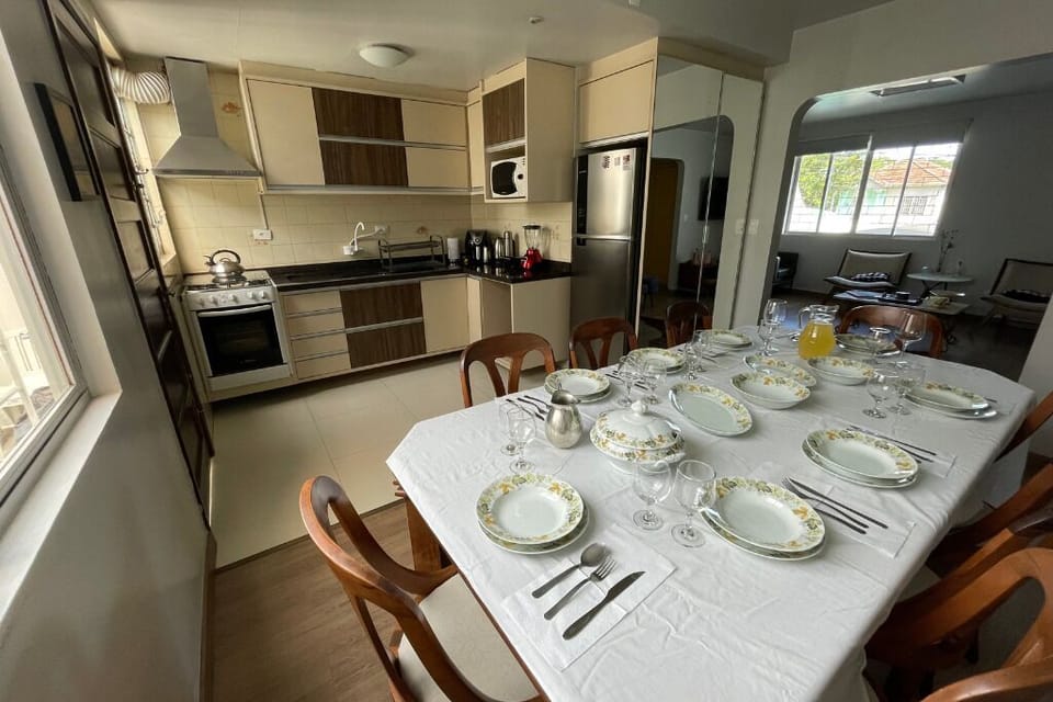 Sala de jantar e cozinha
