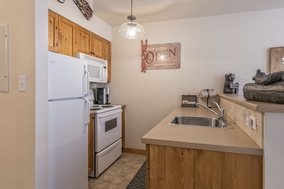 Fully Stocked Kitchen 