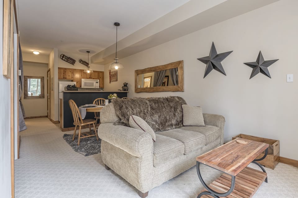Open Concept Condo, makes Apres Ski Entertaining Easy 