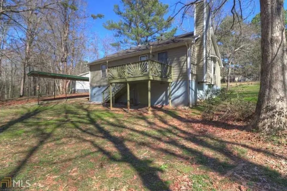 Backyard w/deck overlooking creek