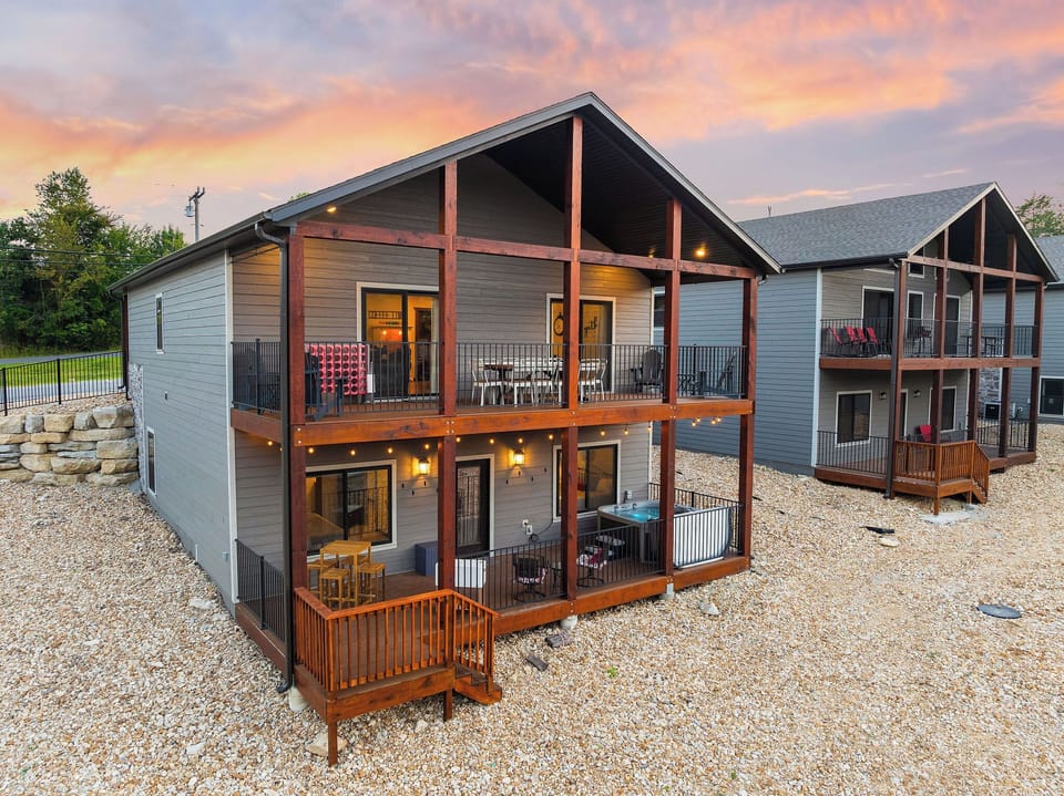 Spacious 5BR lake retreat