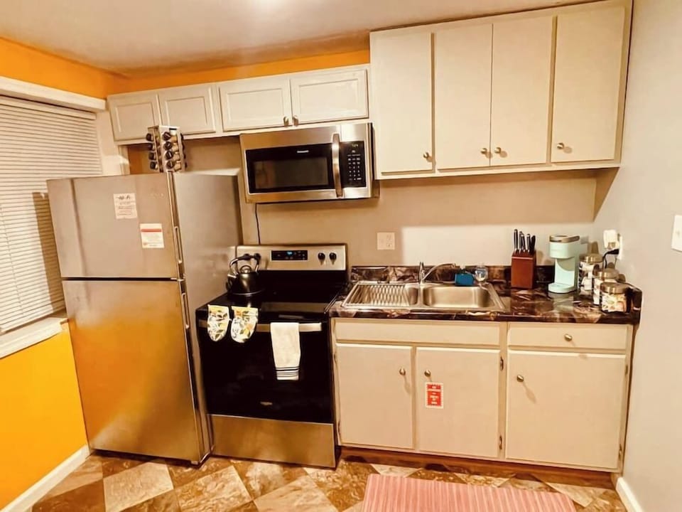 Fully equipped kitchen.